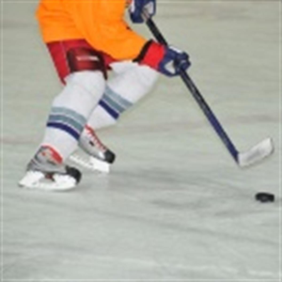 Quadriceps contusion in ice hockey player.