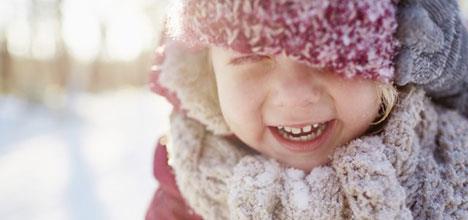 Cómo mantener a los niños seguros en el frío del invierno 