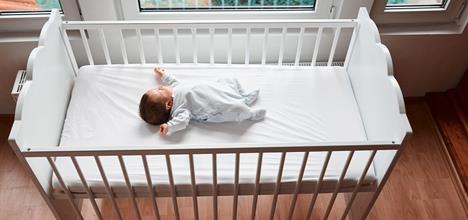 Cómo mantener seguro a su bebé cuando duerme: explicamos la política de la  AAP 
