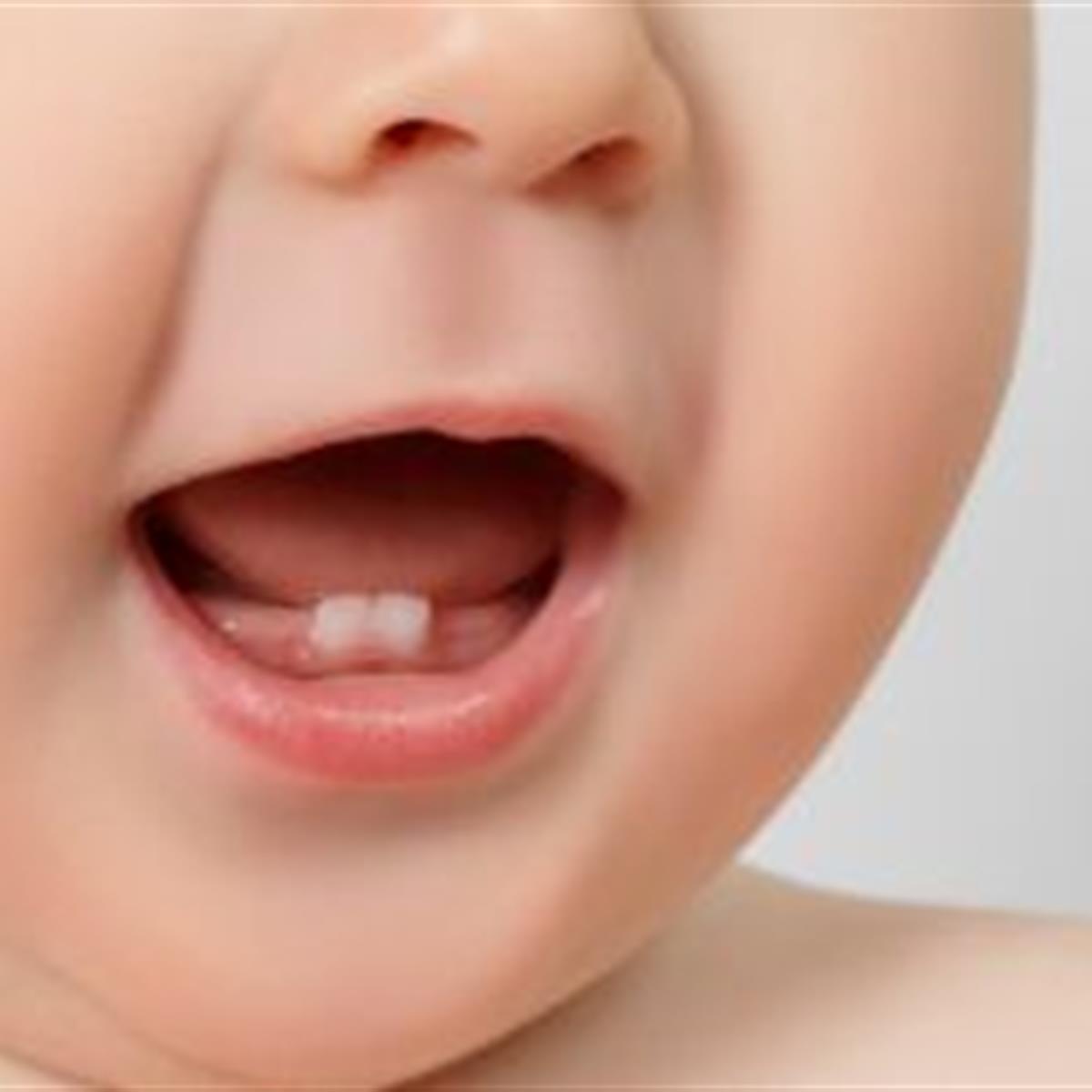 Cómo amamantar a su bebé después de que le los dientes -