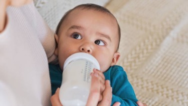 Cuanta leche de formula toma un bebe de 3 meses Cantidad Y Horario De La Alimentacion Con Formula Healthychildren Org