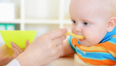 5 Signs That Your Baby Is Ready for Solid Food