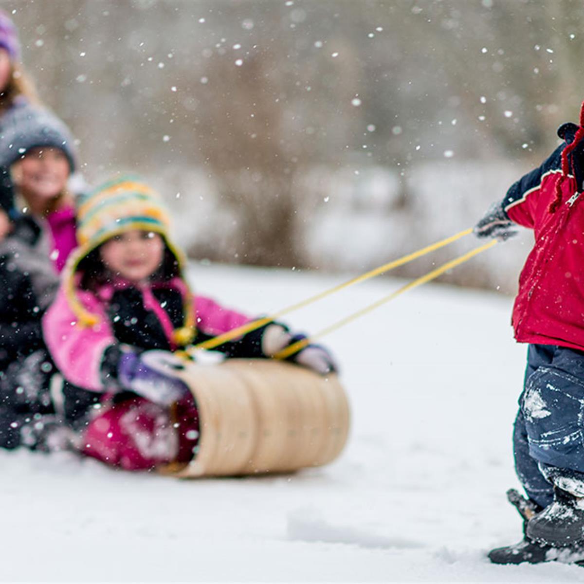 Consejos de seguridad para mantener abrigados a niños en el invierno - HealthyChildren.org