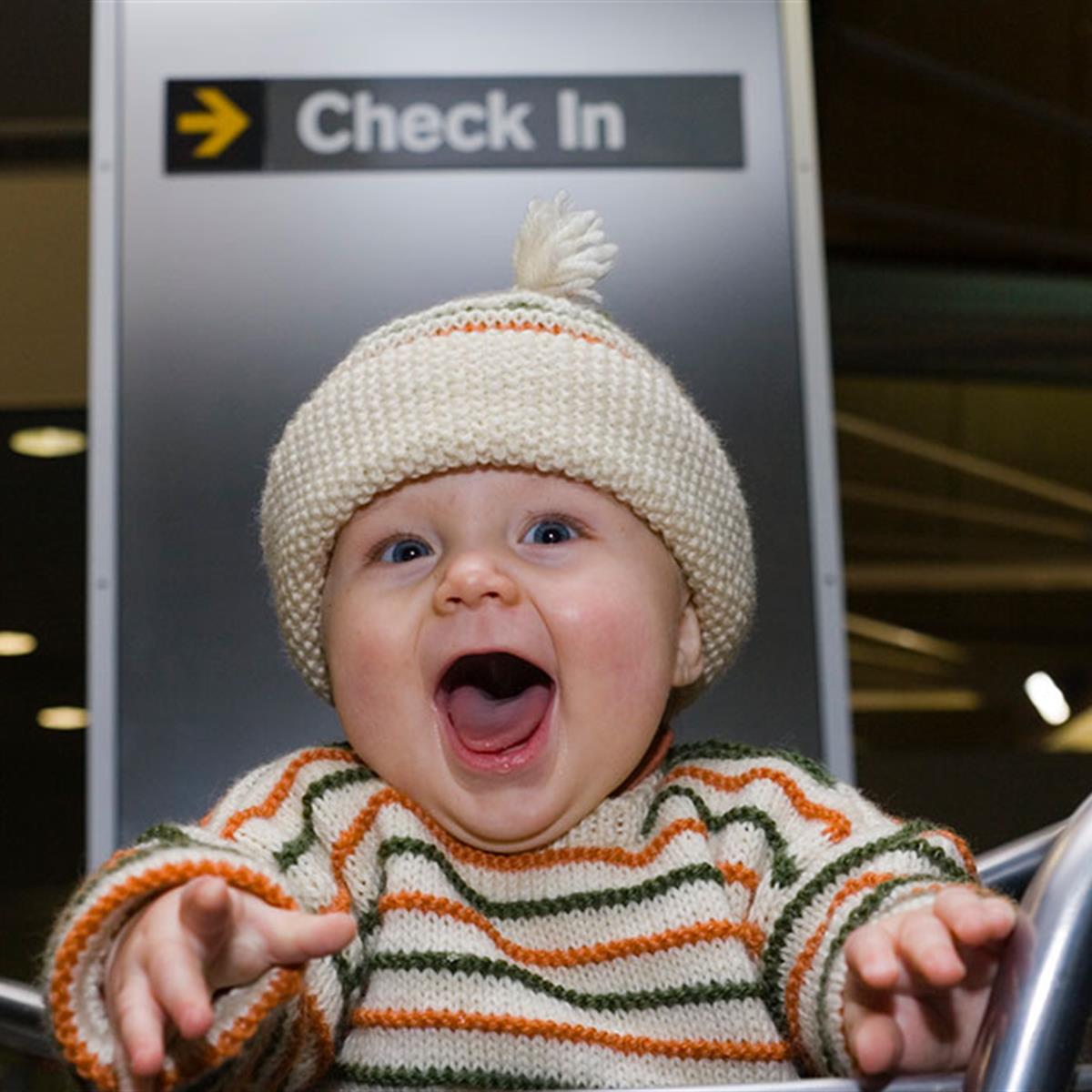 Volar en avión con un bebé: consejos para planificar un viaje más  placentero 