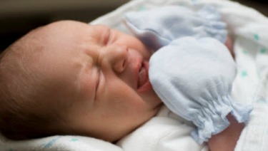 Cuánto tiempo se usar las manoplas (mitones) en un recién nacido? - HealthyChildren.org